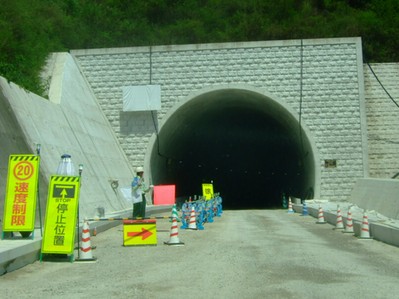建設中トンネルに突撃